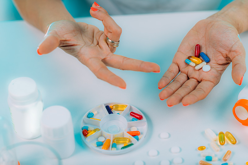 verschiedene Tabletten - Medikationsanalyse