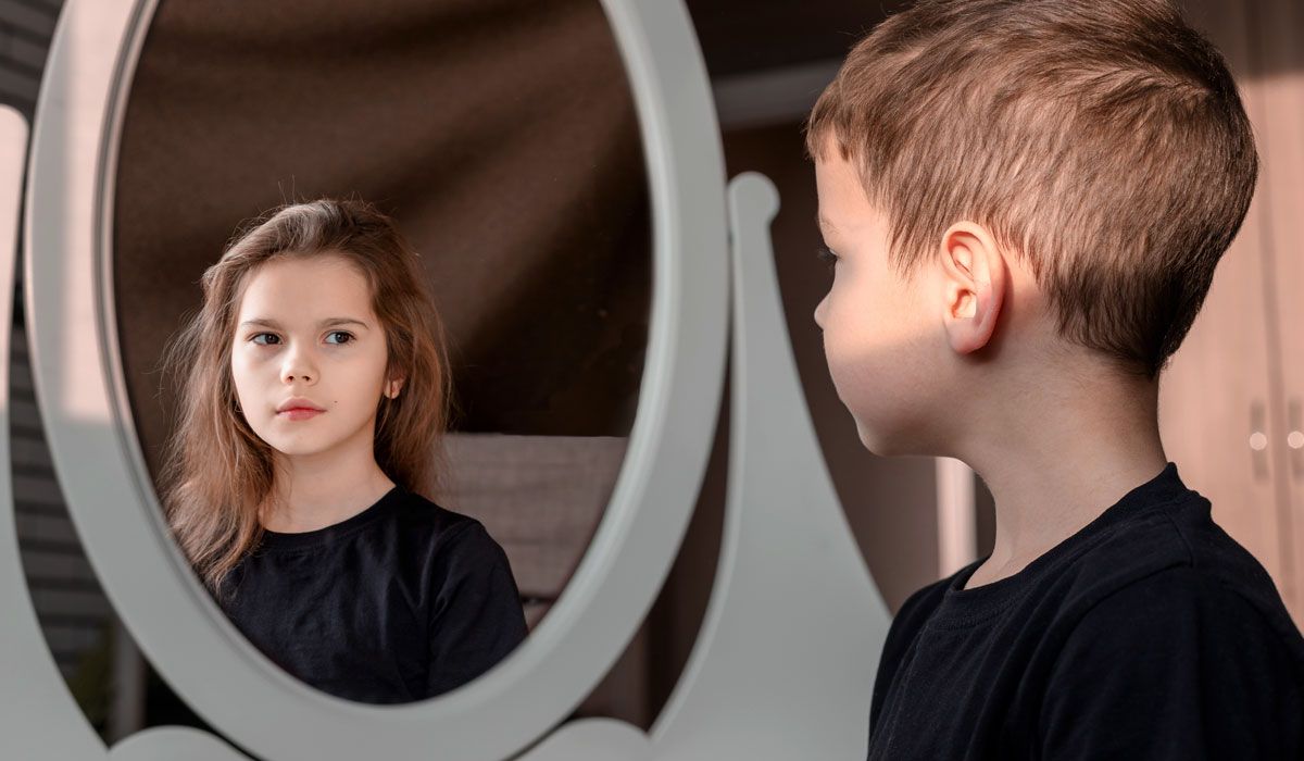 Junge sieht Mädchen im Spiegel